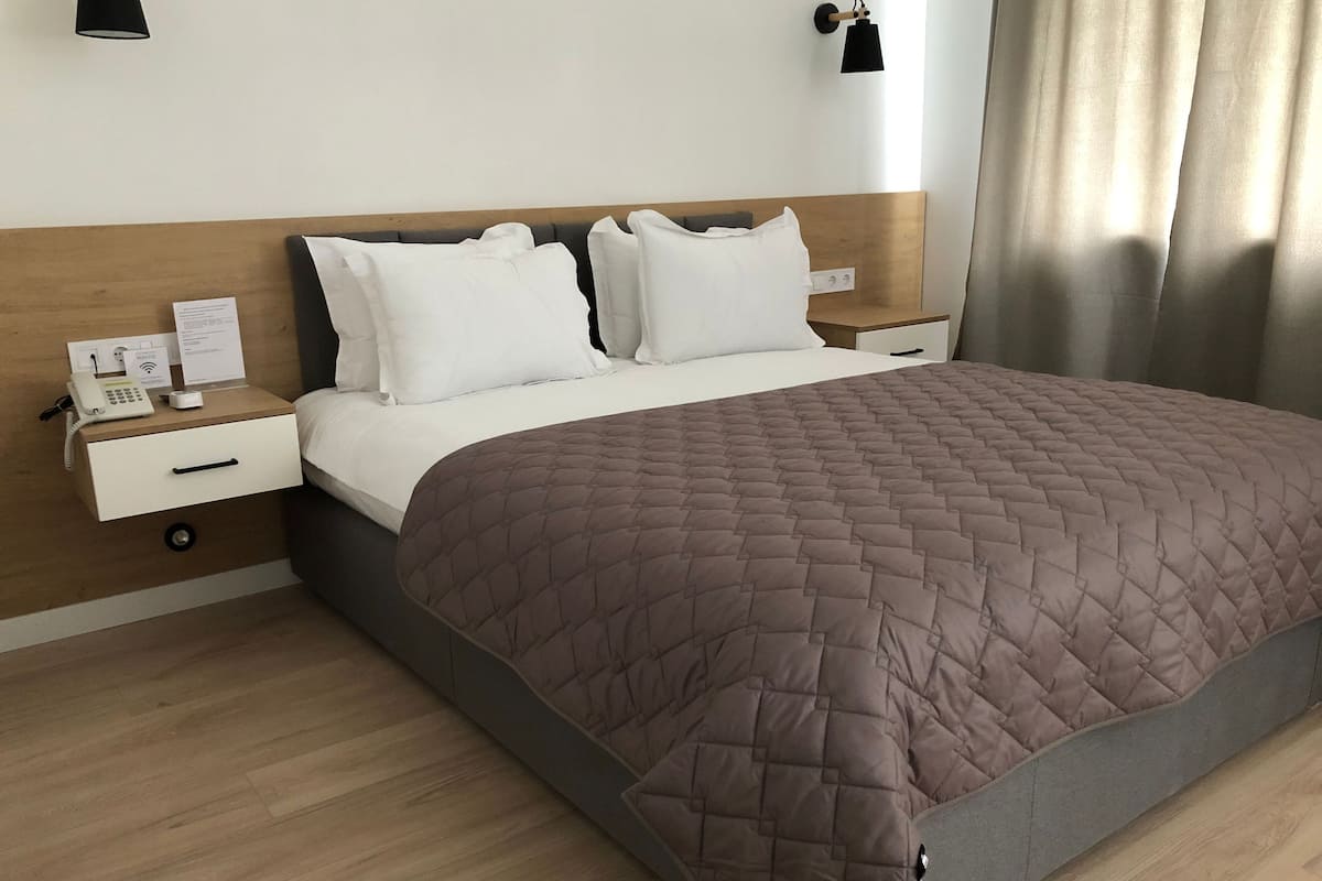 Design Room | Premium bedding, iron/ironing board, cribs (free), WiFi (free)