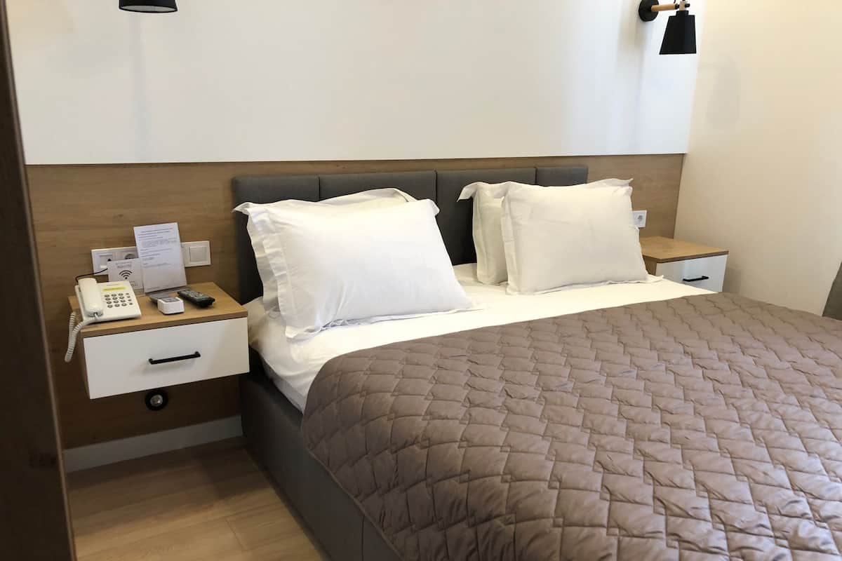 Comfort Studio Suite | Premium bedding, iron/ironing board, cribs (free), WiFi (free)