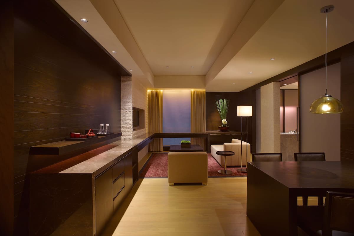 Suite Deluks | 1 kamar tidur, seprai premium, selimut bulu angsa, dan minibar