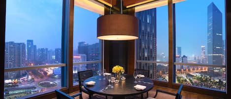 3 restaurants, breakfast, lunch, dinner served; international cuisine