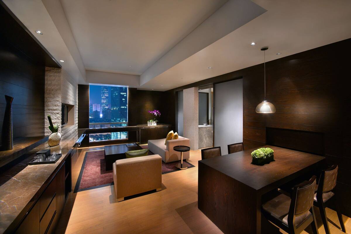 Een modern interieur met keuken, eethoek en zithoek, met uitzicht over de stad.