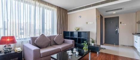 Un salon moderne avec un canapé, une table basse et un meuble pour la télévision.