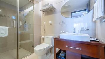 Bañera y ducha independientes, cabezal de ducha con hidromasaje
