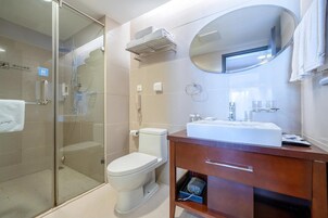 Bañera y ducha independientes, cabezal de ducha con hidromasaje