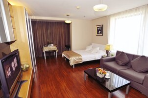 Dobbeltrom – city | Oppholdsområde | En 42-tommers LCD-TV med Parabol-TV samt TV