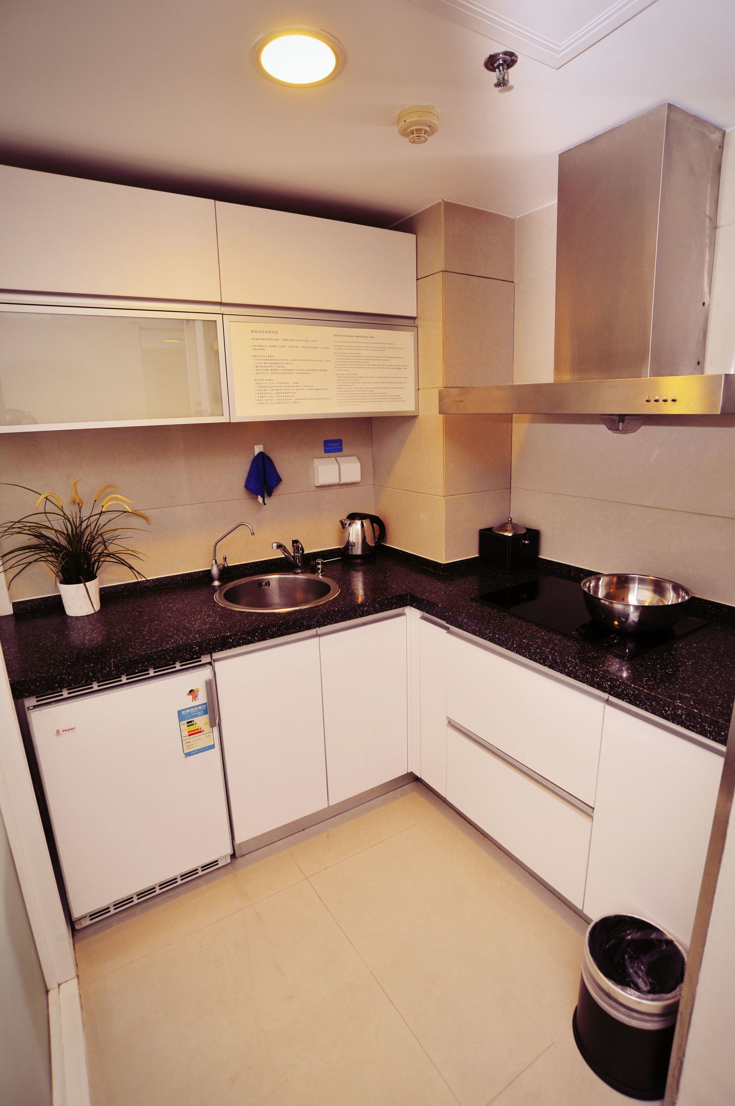 deluxe room | private kitchen | full-sized fridge