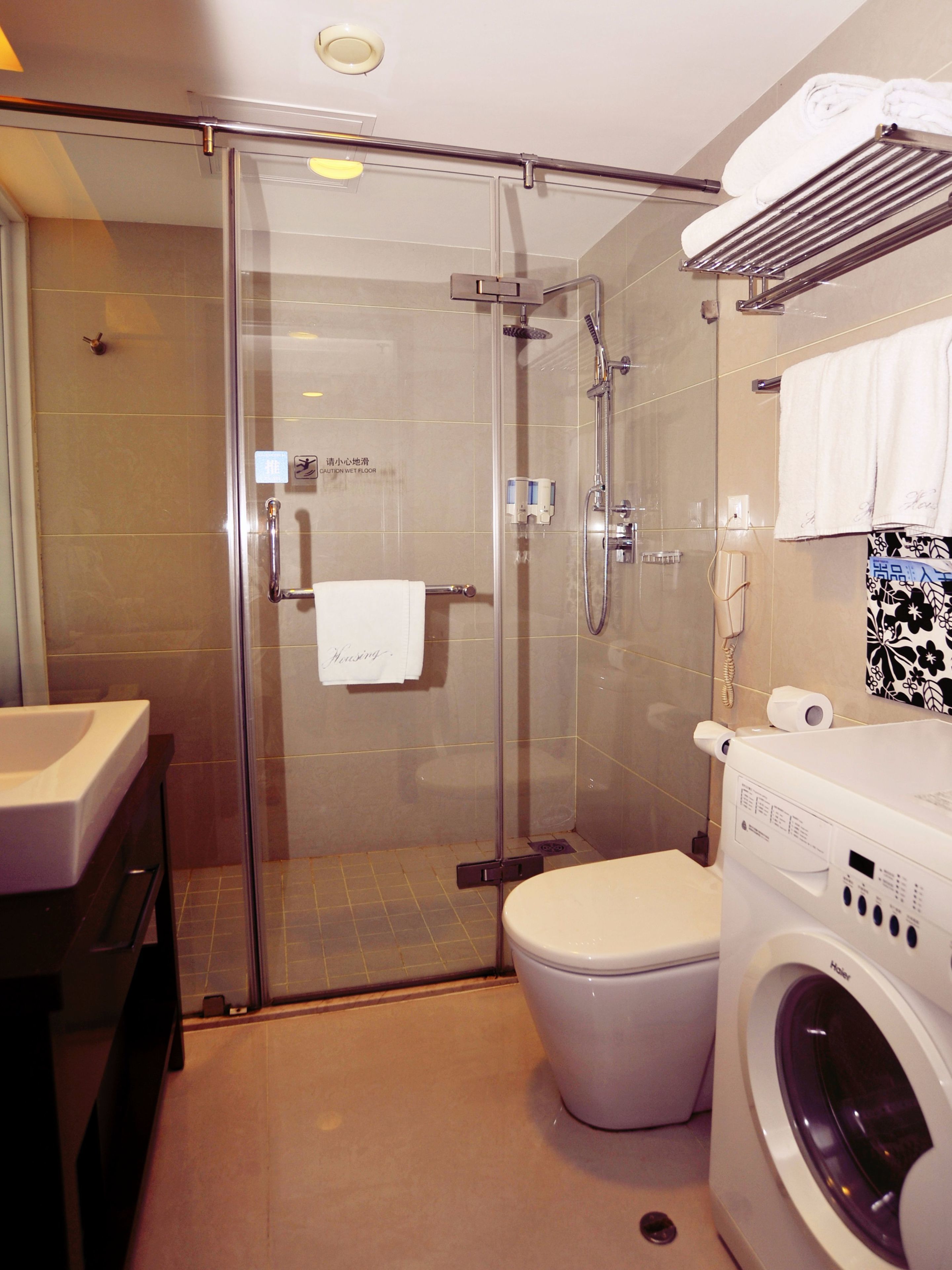 separate bathtub and shower, hydromassage showerhead, free toiletries