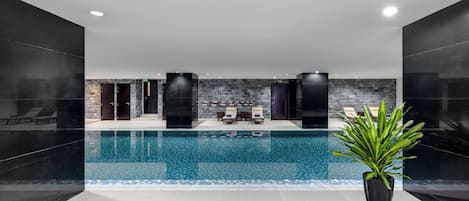 Innendørsbasseng