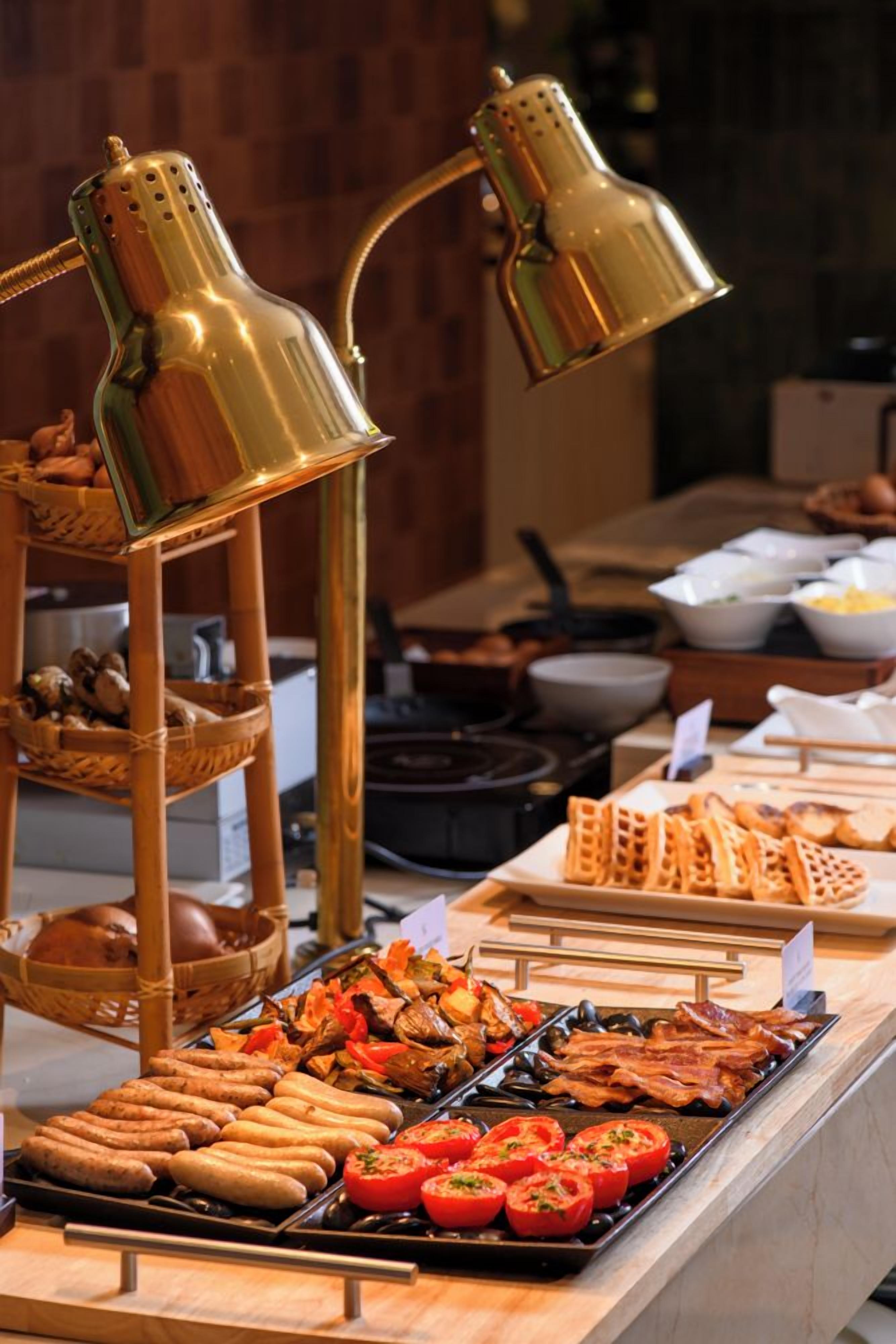 Un buffet garni de divers plats et une lampe.