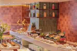 Een ontbijtbuffet met diverse gerechten.