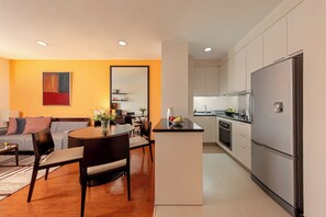 Chambre Deluxe, 1 chambre | Cuisine privée | Réfrigérateur, micro-ondes, cafetiÚre/bouilloire, bouilloire électrique