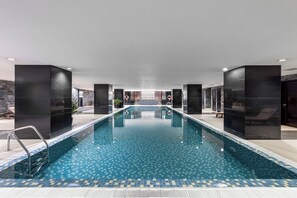 Una piscina cubierta