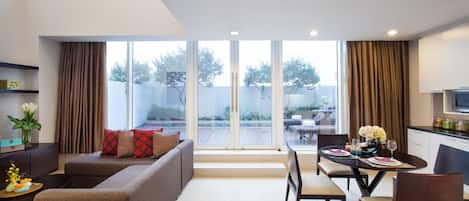 Executive Room, 1 King Bed, Kitchenette (Bathtub) | Property amenity