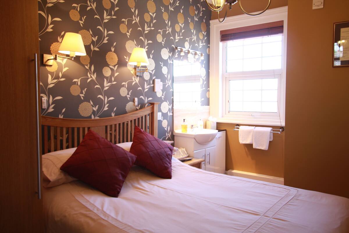 Economy Double Room, 1 Double Bed | Iron/ironing board, free WiFi, bed sheets