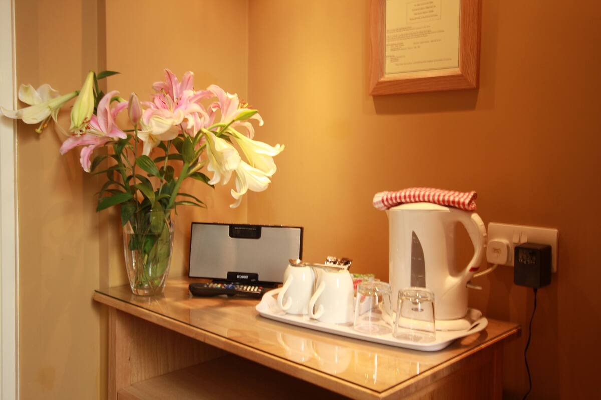 Iron/ironing board, free WiFi, bed sheets