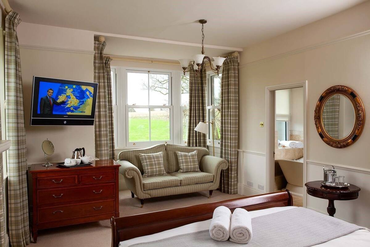 Luxury Double Room, 1 King Bed | WiFi (free), bed sheets