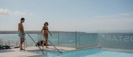 2 buitenzwembaden, parasols bij het zwembad en ligstoelen