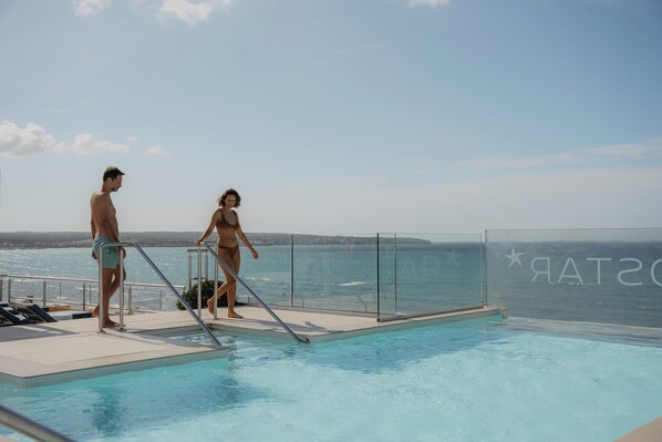 2 piscines extérieures, parasols, chaises longues