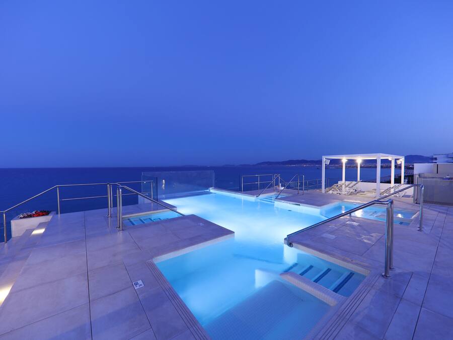 2 piscinas externas, guarda-sóis, espreguiçadeiras