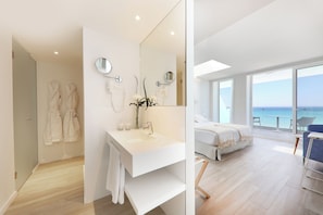 Minibar, in-room safe, desk, iron/ironing board - Iberostar Waves Bahía de Palma -Adults Only (Palma de Mallorca)