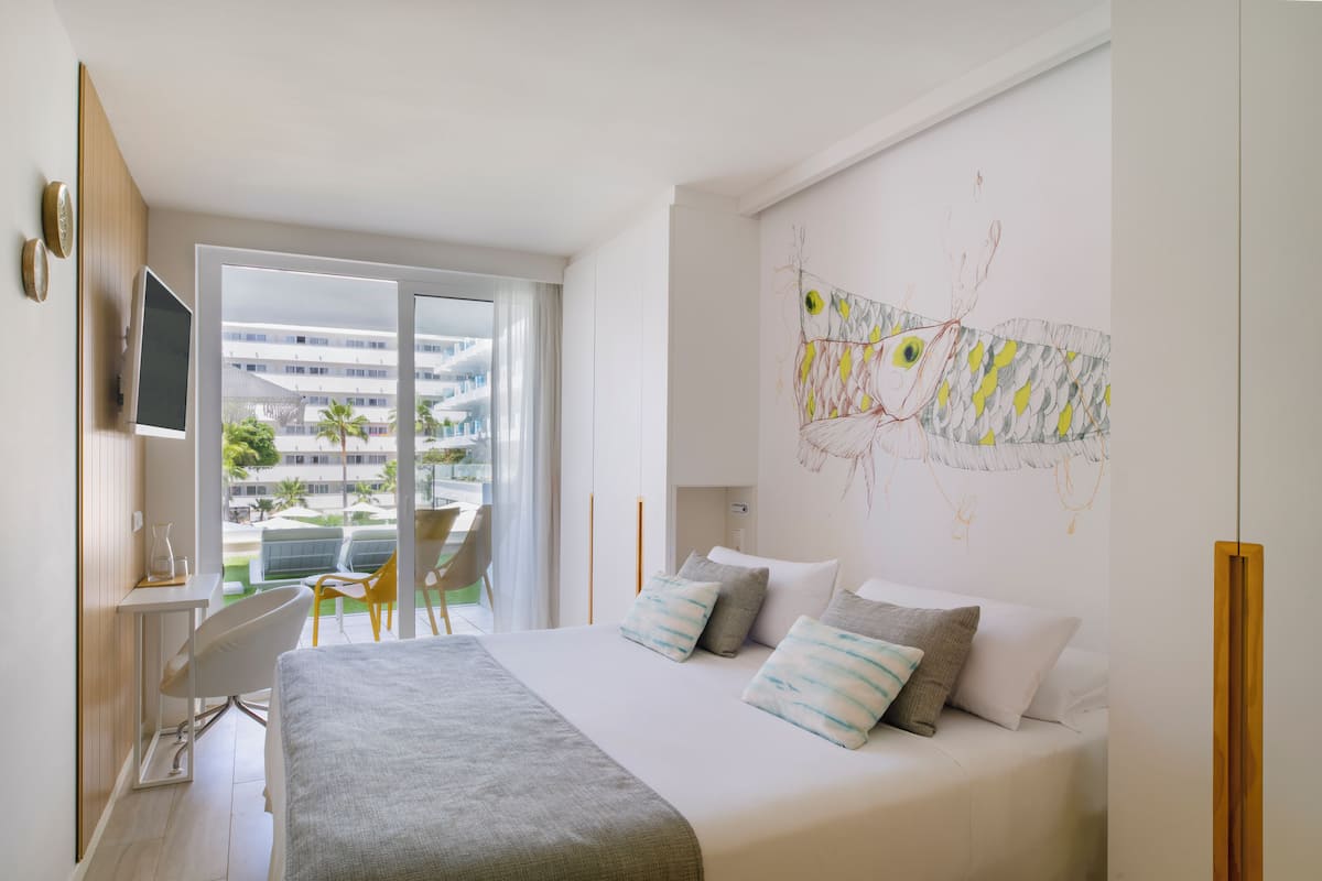 Premium-Doppelzimmer, Terrasse, Poolblick | 1 Schlafzimmer, Minibar, Zimmersafe, Schreibtisch