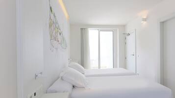 Una habitación de hotel moderna con dos camas, un ventanal grande y un diseño minimalista.