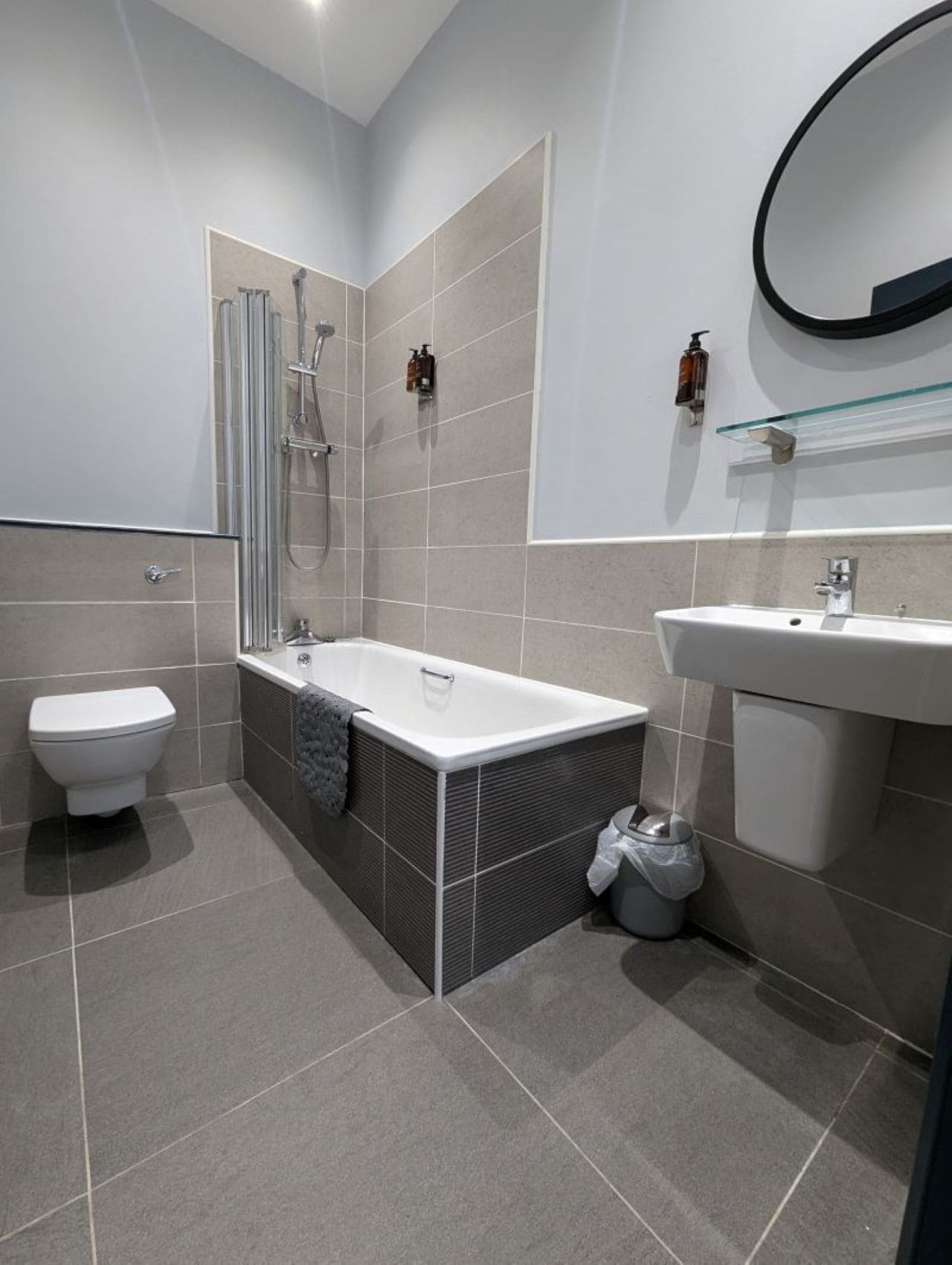 standard twin room | bathroom | free toiletries, hair dryer, towels