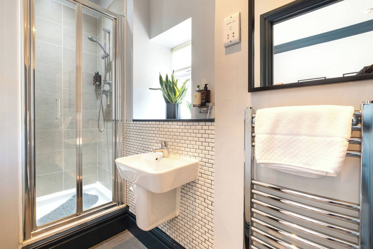 standard double room | bathroom | free toiletries, hair dryer, towels