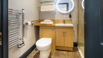 Un bagno moderno con il water, un lavandino e un porta asciugamani.