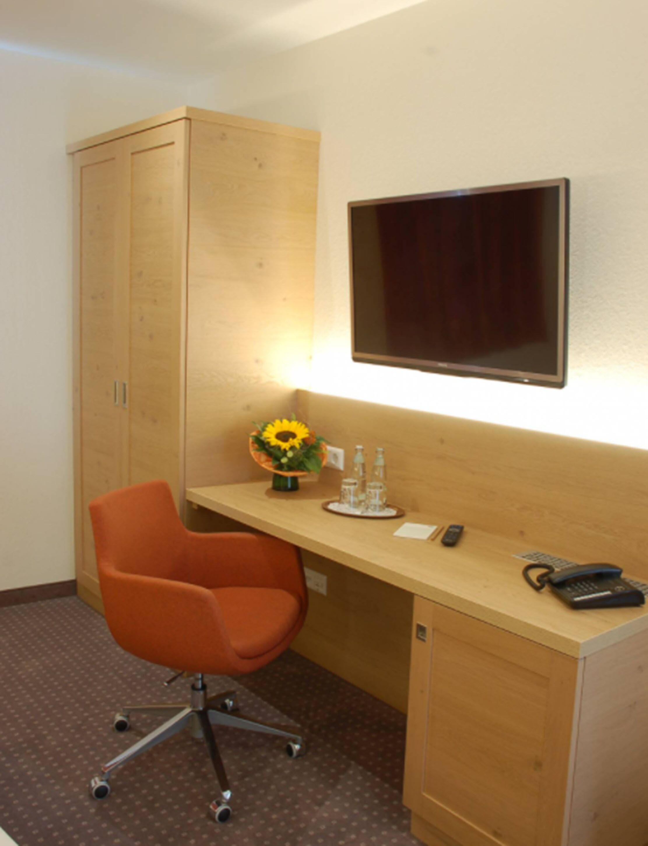 1 bedroom, hypo-allergenic bedding, desk, free wifi