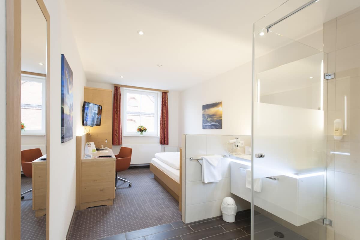 comfort single room | 1 bedroom, hypo-allergenic bedding, desk, free wifi