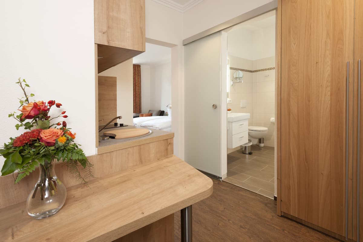 1 bedroom, hypo-allergenic bedding, desk, free wifi