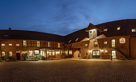 Fassade der Unterkunft – Abend/Nacht. Landhotel Behre