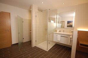 Yhden hengen comfort-huone | Kylpyhuone | Hiustenkuivaaja, pyyhkeet