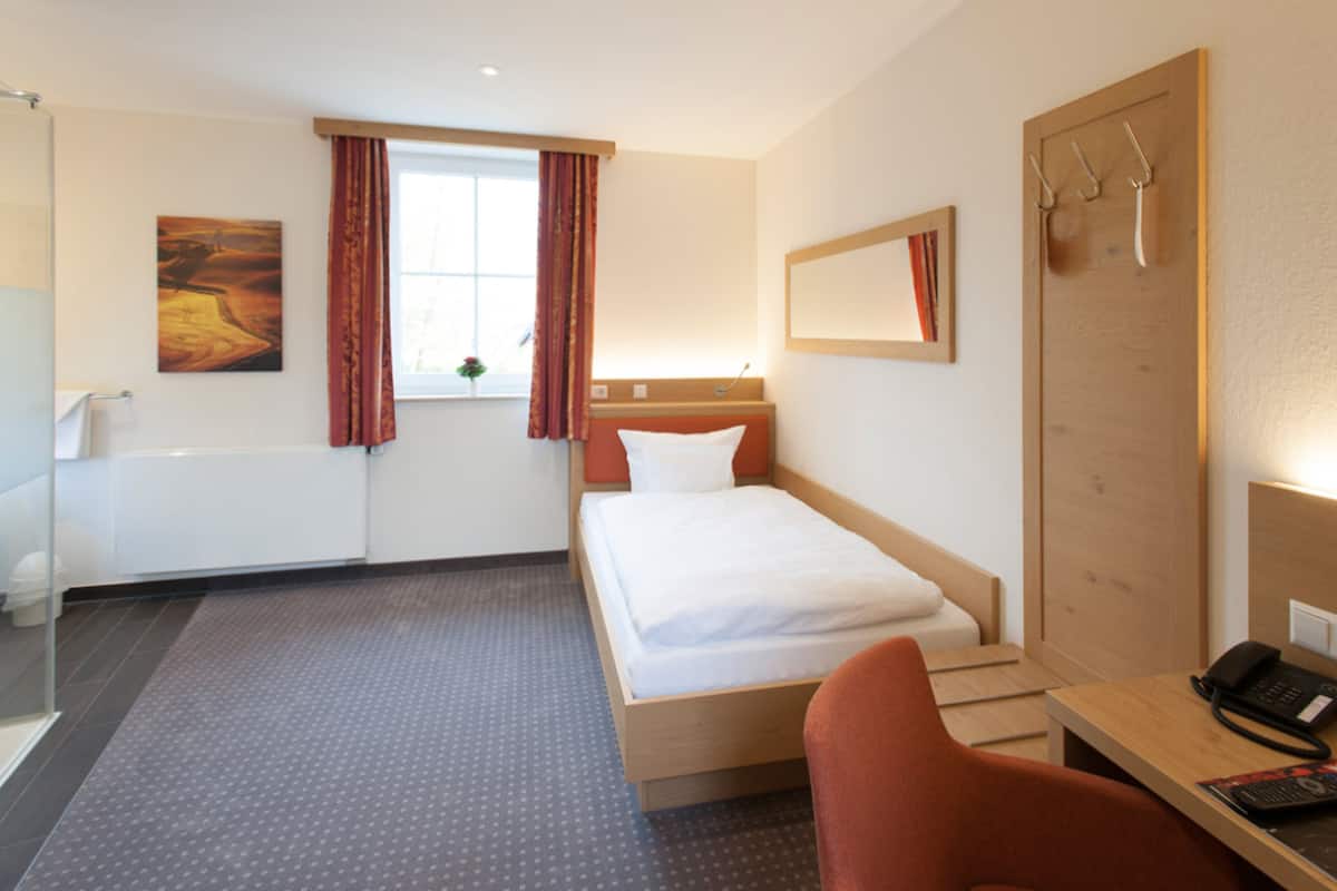 Chambre Simple Confort | Literie hypoallergénique, bureau, Wi-Fi gratuit, draps fournis