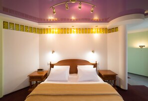 Cofres nos quartos, escrivaninha, berços grátis