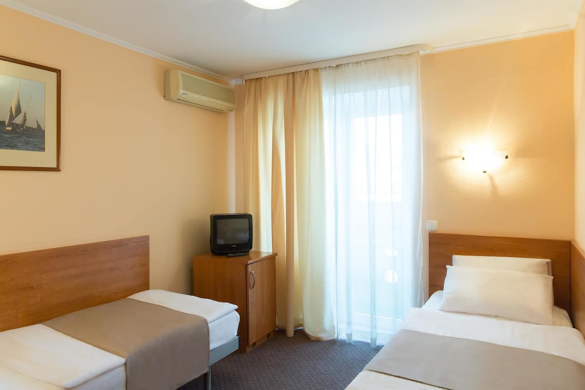 خزنة داخل الغرفة ومكتب وأسرّة أطفال/رضّع (مجانًا) وأسرّة قابلة للطي