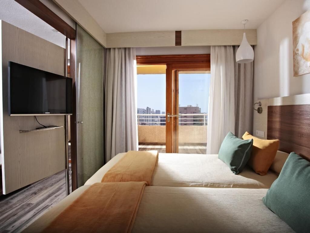 1 slaapkamer, een kluis op de kamer, een bureau, een laptopwerkplek