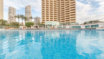 Piscine extérieure, parasols de plage, chaises longues