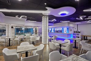 2 bars/lounges, poolside bar - Sandos Benidorm Suites (Benidorm)