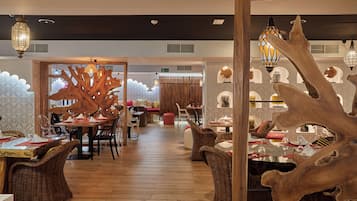 2 restaurants, serveren ontbijt, lunch, diner, Indische gerechten
