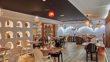 2 restaurantes; se sirven desayunos, almuerzos, cenas y cocina india