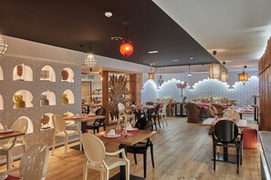 2 restaurantes, se sirven desayunos, comidas, cenas y cocina india