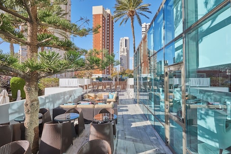 2 bares/lounges, bar ao lado da piscina. Sandos Benidorm Suites