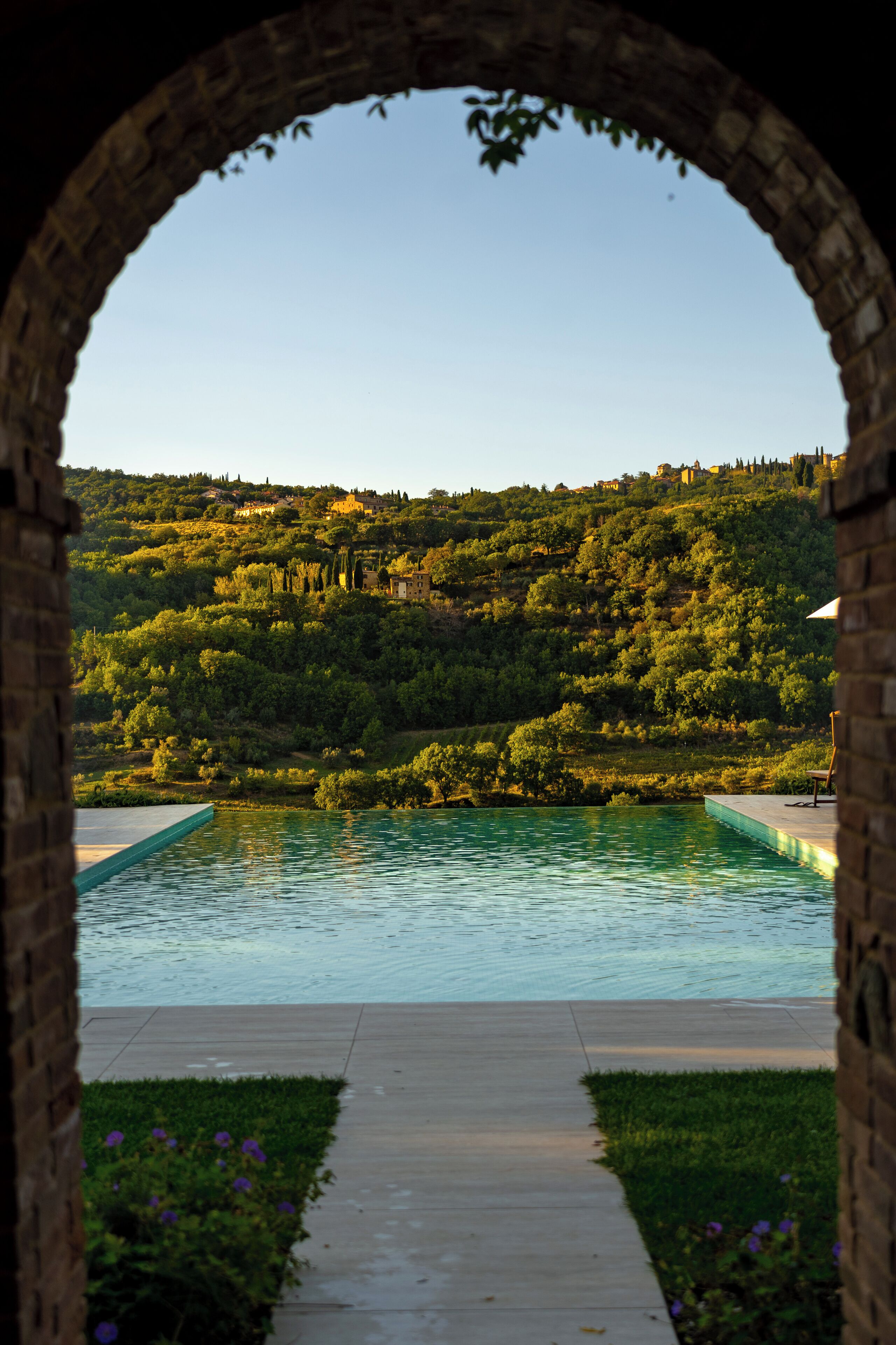 Piscina stagionale all'aperto, ombrelloni da piscina, lettini