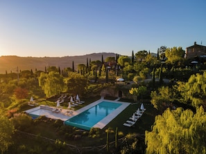 Seasonal outdoor pool, open 10:00 AM to 7:00 PM, pool umbrellas - Lupaia (Torrita di Siena)