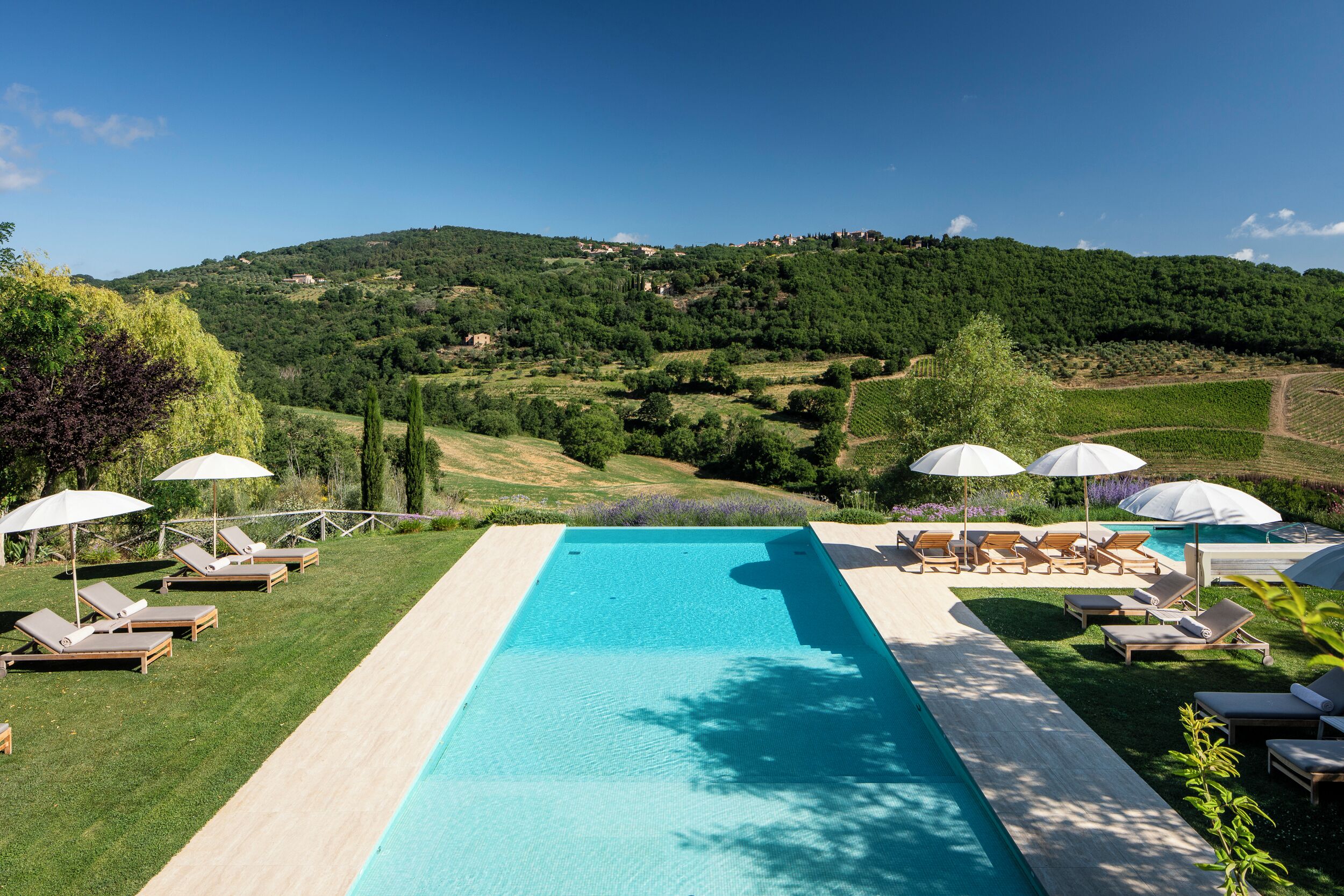 Piscine extérieure (ouverte en saison), parasols de plage