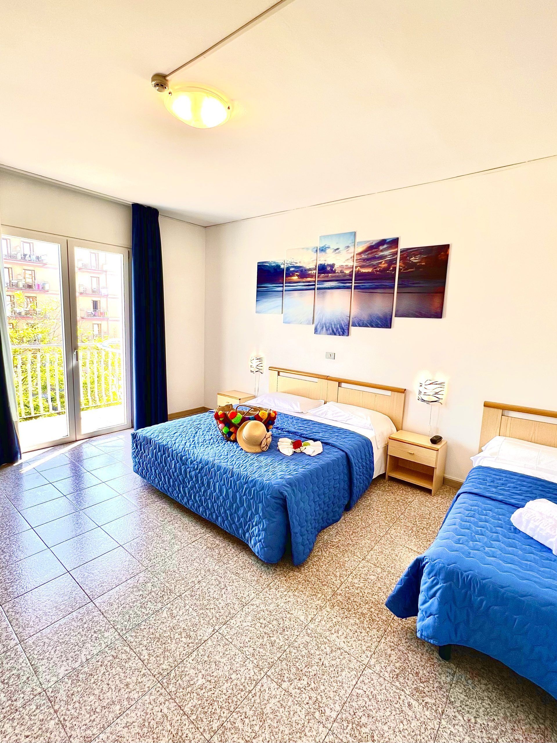 Triple Room (Parcheggio incluso) | Minibar, coffres-forts dans les chambres, bureau, Wi-Fi gratuit