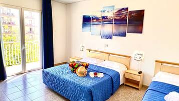 Triple Room (Parcheggio incluso) | Minibar, coffres-forts dans les chambres, bureau, Wi-Fi gratuit
