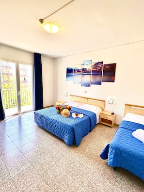 Triple Room (Parcheggio incluso) | Minibar, in-room safe, desk, free WiFi - Hotel Trovatore (Jesolo)